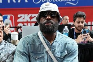 夸梅：詹姆斯和你们不同&其实他买啥都不用花钱 乔丹就是如此