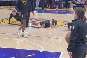 搁这赌球呢😂东契奇半场三分一击命中 三位助教老实做俯卧撑