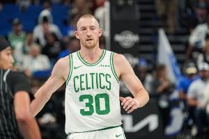 精准拆弹！豪泽弧顶接锅轰进超远压哨三分 绿军三节破百